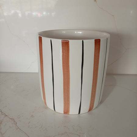 Its versatile, cylinder silhouette makes it equally beautiful as a standalone accent piece,
container for fresh-cut botanical arrangements, or a stylish indoor planter.