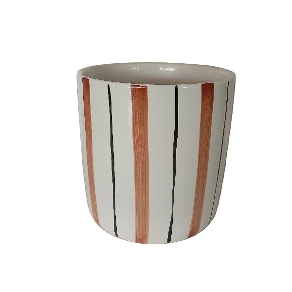 Its versatile, cylinder silhouette makes it equally beautiful as a standalone accent piece,
container for fresh-cut botanical arrangements, or a stylish indoor planter.